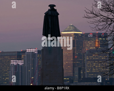 General Wolfe statue overlooking Canary Wharf from Greenwich Park, London, England, UK Stock Photo