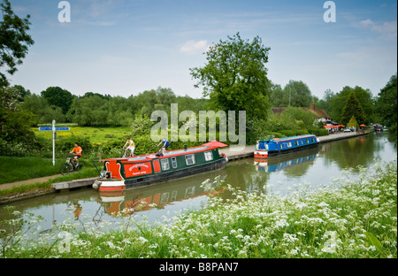 Barges at The Globe Inn, Linslade, Bedfordshire. Cyclists on towpath of Grand Union Canal, Greensand Way. Stock Photo