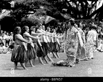 Inspection of dancers at the Kodak Hula Show Kapiolani Park Oahu Hawaii 1976 discontinued since 2002 Stock Photo