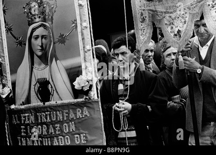 Fatima, Portugal. Pilgrims celebrate the anniversary of the visions of the Virgin by 3 shepherd children on 13th May 1917. Stock Photo