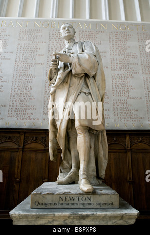 Sir Isaac Newton marble statue in the ante chapel at Trinity College Stock Photo