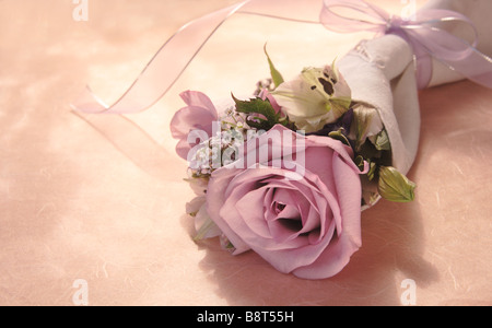 lavender-colored rose with violets, alstroemeria and alyssum tied in a linen napkin Stock Photo