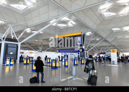 Ryanair self service check in terminal at an airport, bag drop Stock ...