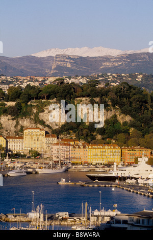 overview of the Lympia harbor and the colline du chateau in Nice Stock Photo