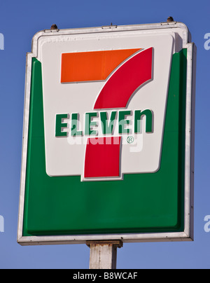 ARLINGTON, VIRGINIA, USA 7-Eleven convenience store exterior Stock ...