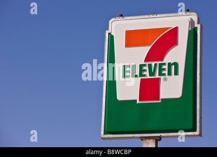 ARLINGTON, VIRGINIA, USA 7-Eleven convenience store exterior Stock ...