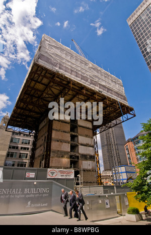 City workers walking past old P & O tower in Leadenhall, London, UK Stock Photo