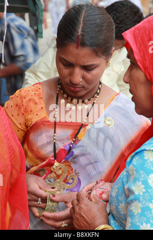Women in traditional Rajasthani dress at Mehrangarh Fort, Jodhpur ...