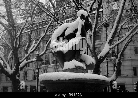 Snow covered Venus Fountain in Sloane Square, Belgravia, London Stock Photo