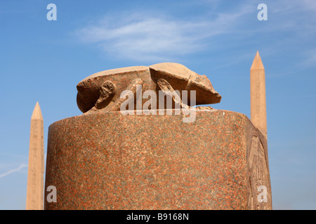 Sacred scarab beetle statue between two obelisks of Pharaoh Tuthmosis I and Queen Hatshepsut, Karnak Temple, Luxor, Egypt Stock Photo