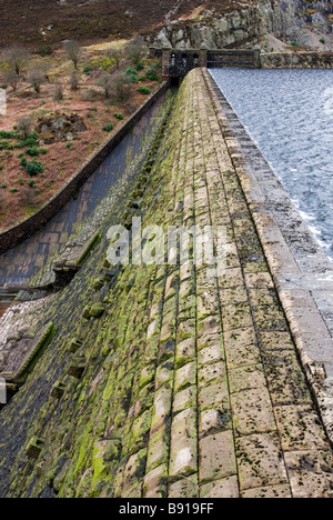 view across the top of the dam wall in the 'elan valley' Stock Photo