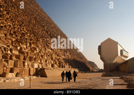 Tourists walking towards 'Solar Boat Museum' next to Great Pyramid of Khufu, Giza, Cairo, Egypt Stock Photo