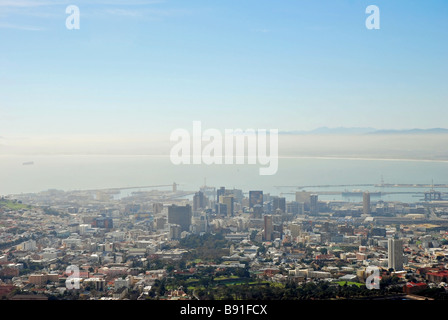 Cape Town's Central Business District: zoom view of the City Bowl between Table Mountain and the harbour Stock Photo