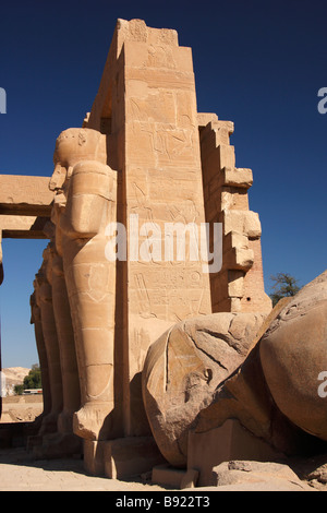 Ramesseum pylon wall and fallen statue ruins, [mortuary temple] of Ramses ii, 'West Bank', Luxor, Egypt Stock Photo