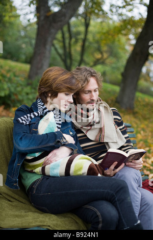 https://l450v.alamy.com/450v/b924n1/a-young-couple-on-a-picnic-sweden-b924n1.jpg