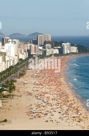 IPANEMA BEACH RIO DE JANEIRO BRAZIL WEEKEND CROWDS FROM ABOVE Stock Photo