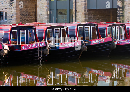 Narrow boats in Sowerby Bridge Wharfe, Rochdale Canal, near Halifax, West Yorkshire, GB Stock Photo