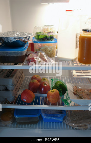 La pasta fresca in contenitori di plastica in un cibo gourmet store vetrina  Foto stock - Alamy