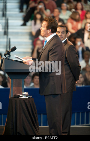 L.A. mayor Antonio Villaraigosa and California governor Arnold Schwarzenegger introducing President Barack Obama Stock Photo