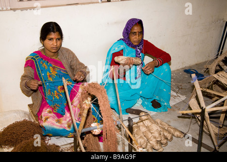 Ladies preparing wool for hand made carpet manufacture, Sanganer, near Jaipur, Rajasthan, India Stock Photo