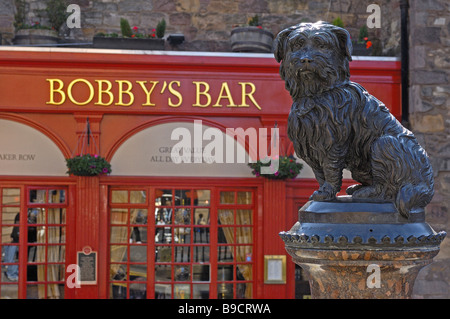 Greyfriars Bobby statue and Bobby s bar at background Edinburgh Lothian Region Scotland U K Stock Photo