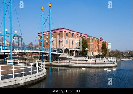 Quay House Grill and Bar and the Premier Inn on the Ontario Basin, Salford Quays, Greater Manchester, England Stock Photo