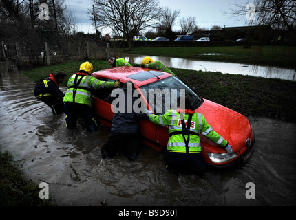 FIREMAN RESCUE A FEMALE MOTORIST CAUGHT BY FLOODWATER IN THE VILLAGE OF CRUDWELL NEAR MALMESBURY GLOUCESTERSHIRE UK JAN 2008 Stock Photo