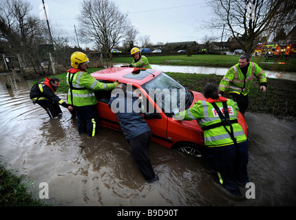 FIREMAN RESCUE A FEMALE MOTORIST CAUGHT BY FLOODWATER IN THE VILLAGE OF CRUDWELL NEAR MALMESBURY GLOUCESTERSHIRE UK JAN 2008 Stock Photo