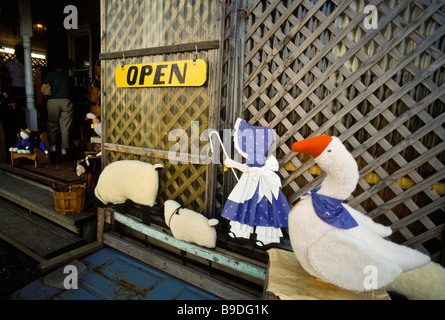 antique early american crafts store yes we're open sign Stock Photo