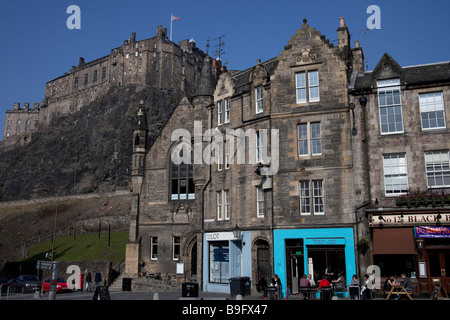 Cafe in Grassmarket, Edinburgh, Scotland, UK, Europe with Castle above Stock Photo