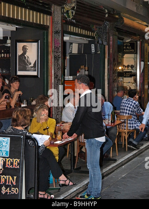 WAITER TALKING TO CUSTOMERS SITTING AT TABLE, CAFE CENTRE PLACE MELBOURNE VICTORIA AUSTRALIA Stock Photo