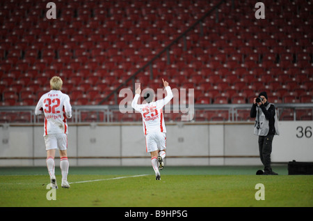 Elson, VfB Stuttgart, middle, cheering in front of empty stands, at left Patrick Funk, VfB Stuttgart, at right press photograph Stock Photo