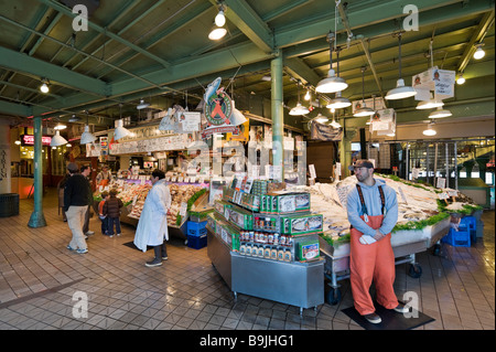 Traditional fishmonger in Pike Place Market, downtown Seattle, Washington, USA Stock Photo