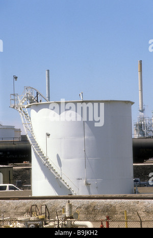 fuel gas storage refinery plant energy protect security safe tank berm dam control catalytic cracker pipe fire environment Stock Photo
