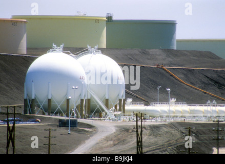 fuel gas storage refinery plant energy protect security safe tank berm dam control catalytic cracker pipe fire environment Stock Photo