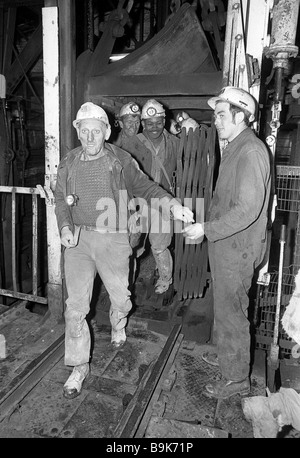 Coal miners coming off shift undergound at Granville Colliery, Shropshire England Uk 1970s PICTURE BY DAVID BAGNALL Coal miner miners mining Britain Stock Photo