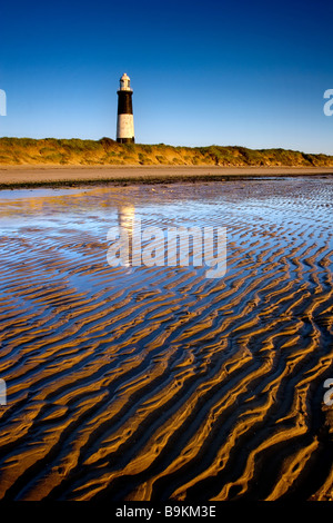 The lighthouse and sandy beach at the Spurn Point National Nature Reserve on the Yorkshire coast Stock Photo