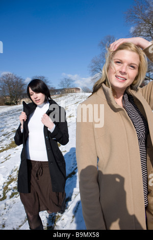 Frauen, Freundinnen beim Schneespaziergang in der Mittagspause Stock Photo