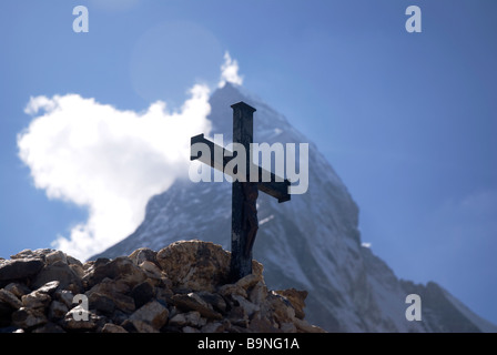 Cross situated at the base of the Matterhorn Stock Photo