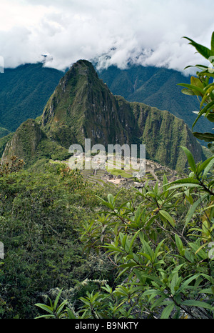PERU MACHU PICCHU View of Machu Picchu from the pathway to the Inca Bridge with Huayna Picchu in the background Stock Photo