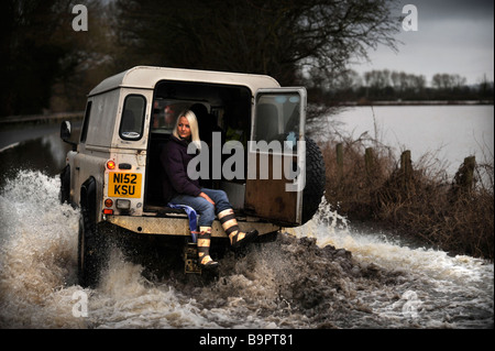 A LAND ROVER DEFENDER DRIVES THROUGH THE FLOODWATERS NEAR MAISEMORE GLOUCESTERSHIRE UK JAN 2008 Stock Photo