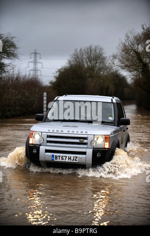 A LAND ROVER DISCOVERY DRIVES THROUGH THE FLOODWATERS NEAR MAISEMORE GLOUCESTERSHIRE UK JAN 2008 Stock Photo