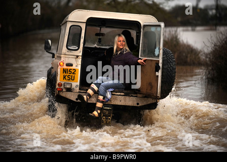 A LAND ROVER DEFENDER DRIVES THROUGH THE FLOODWATERS NEAR MAISEMORE GLOUCESTERSHIRE UK JAN 2008 Stock Photo