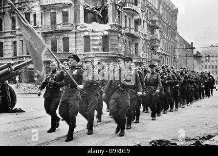 Soviet soldiers marching Stock Photo: 23243286 - Alamy