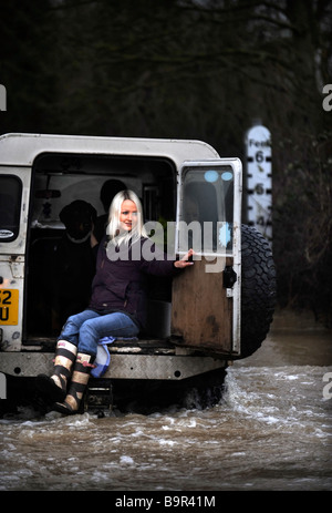 A LAND ROVER DEFENDER DRIVES THROUGH THE FLOODWATERS NEAR MAISEMORE GLOUCESTERSHIRE UK JAN 2008 Stock Photo