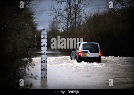 A LAND ROVER DISCOVERY DRIVES THROUGH THE FLOODWATERS NEAR MAISEMORE GLOUCESTERSHIRE UK JAN 2008 Stock Photo