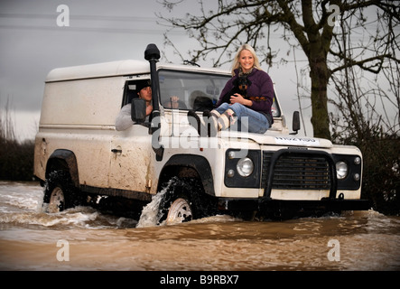 A LAND ROVER DEFENDER DRIVES THROUGH THE FLOODWATERS NEAR MAISEMORE GLOUCESTERSHIRE UK JAN 2008 Stock Photo