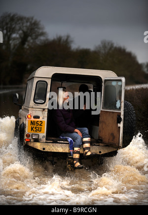 A LAND ROVER DEFENDER DRIVES THROUGH THE FLOODWATERS NEAR MAISEMORE GLOUCESTERSHIRE UK JAN 2008 Stock Photo