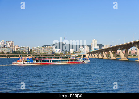 Cruise boat on the Han River, Seoul, South Korea Stock Photo