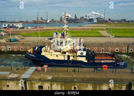 Towboat in lock at Velsen, IJmuiden leaving canal from Amsterdam to North Sea | Schlapper in der Schleuse von Velsen, IJmuiden Stock Photo